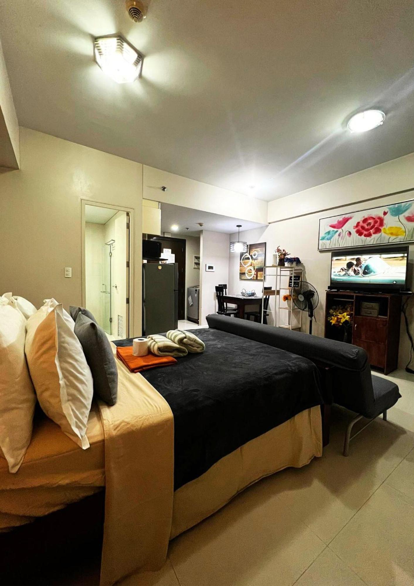 One Palm Tree Villas Condominium - Studio 7Th Fl With Balcony - Across Terminal 3 Airport Пасай Экстерьер фото