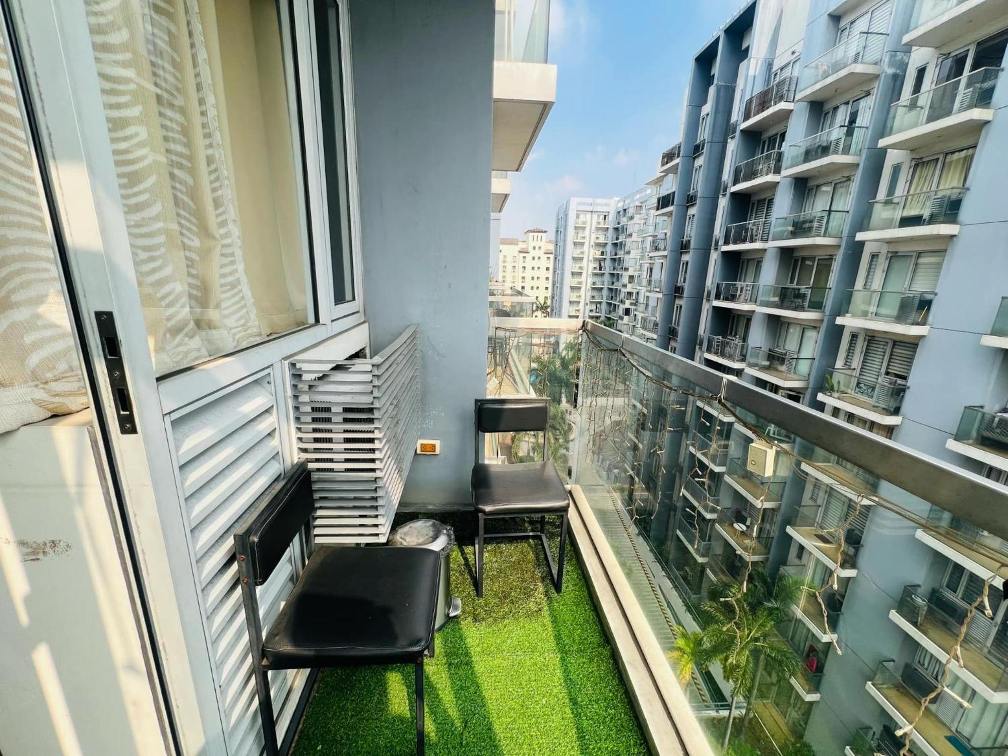One Palm Tree Villas Condominium - Studio 7Th Fl With Balcony - Across Terminal 3 Airport Пасай Экстерьер фото