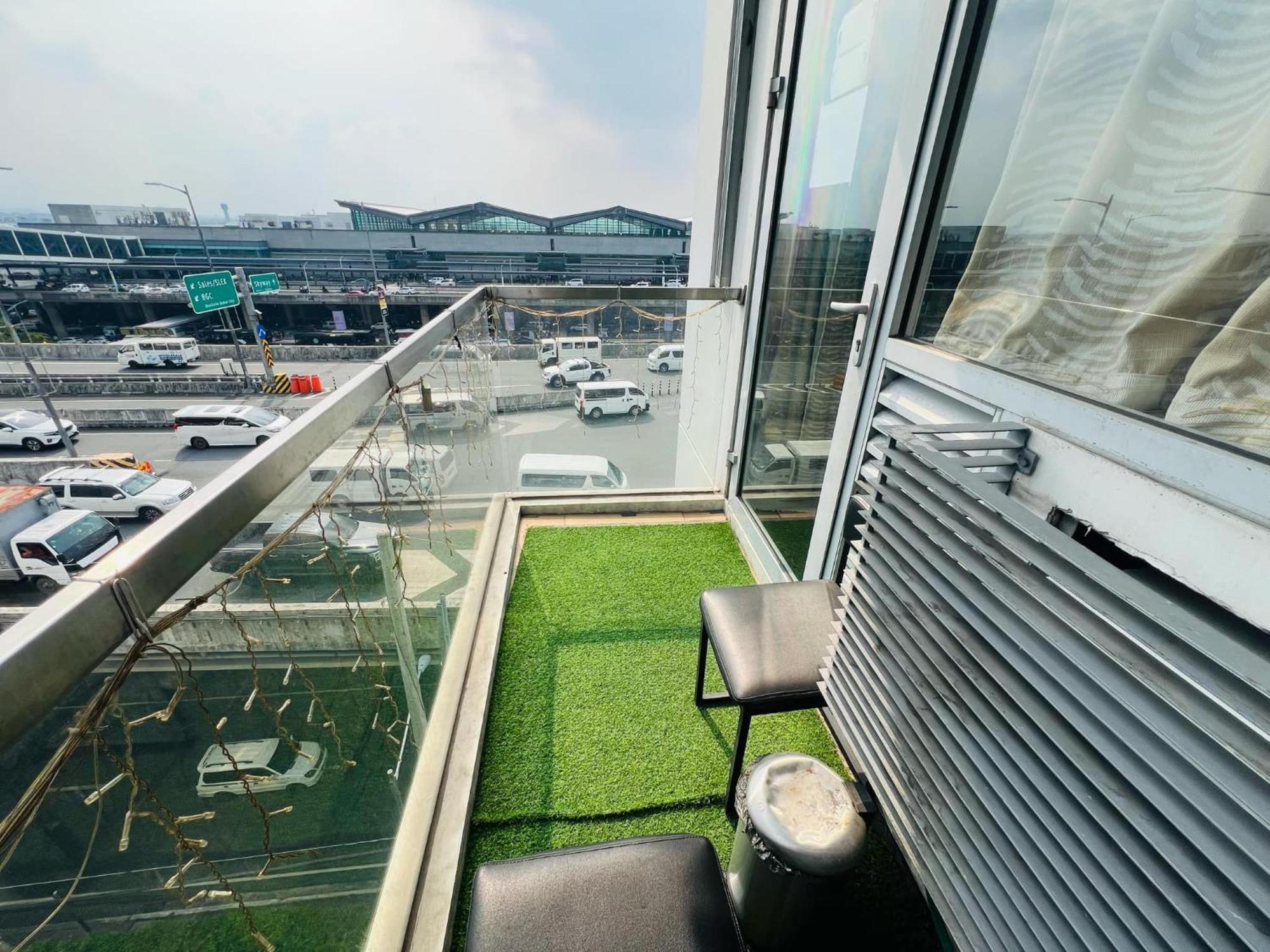 One Palm Tree Villas Condominium - Studio 7Th Fl With Balcony - Across Terminal 3 Airport Пасай Экстерьер фото