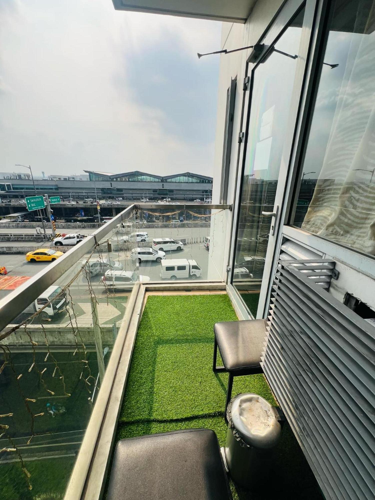 One Palm Tree Villas Condominium - Studio 7Th Fl With Balcony - Across Terminal 3 Airport Пасай Экстерьер фото