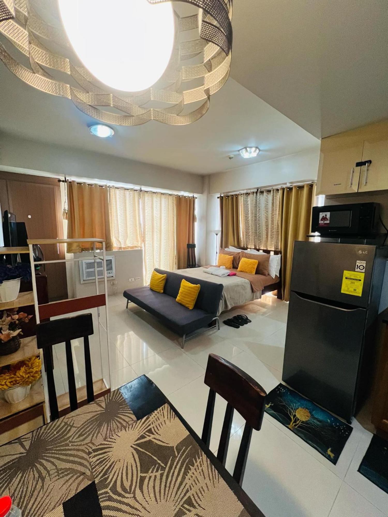 One Palm Tree Villas Condominium - Studio 7Th Fl With Balcony - Across Terminal 3 Airport Пасай Экстерьер фото